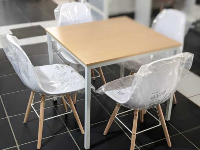 Table avec 4 chaises