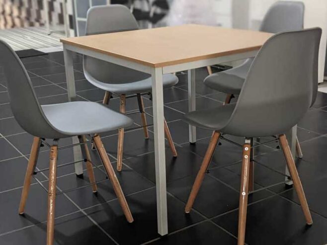 Table avec 4 chaises