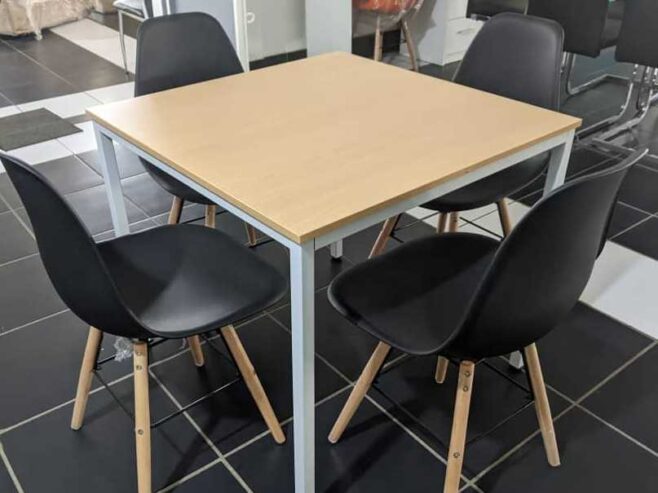 Table avec 4 chaises