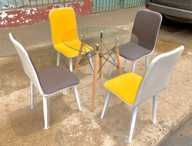 4 chaises+ une table