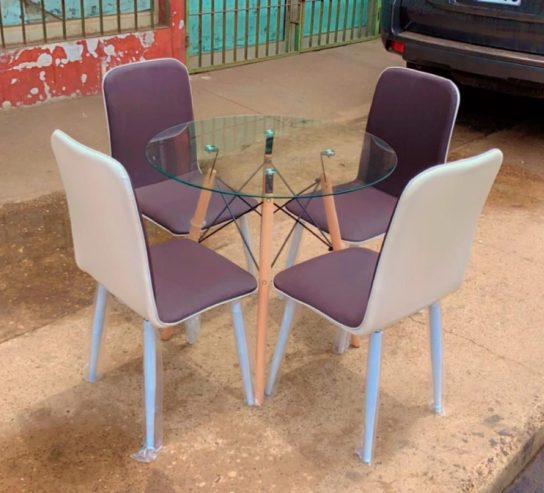 4 chaises+ une table