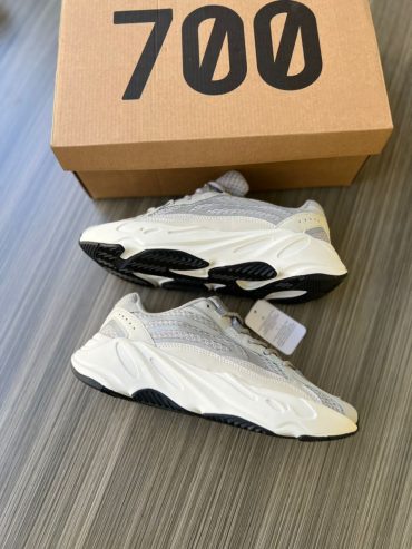 Yeezy 700 v2