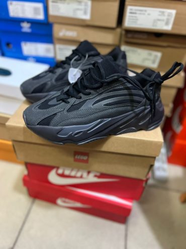 Adidas Yeezy Boots 700 v2