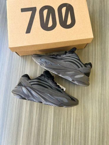 Yeezy 700 v2