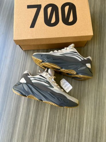 Yeezy 700 v2